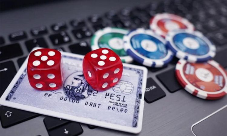 How does the payout process in online casino games work